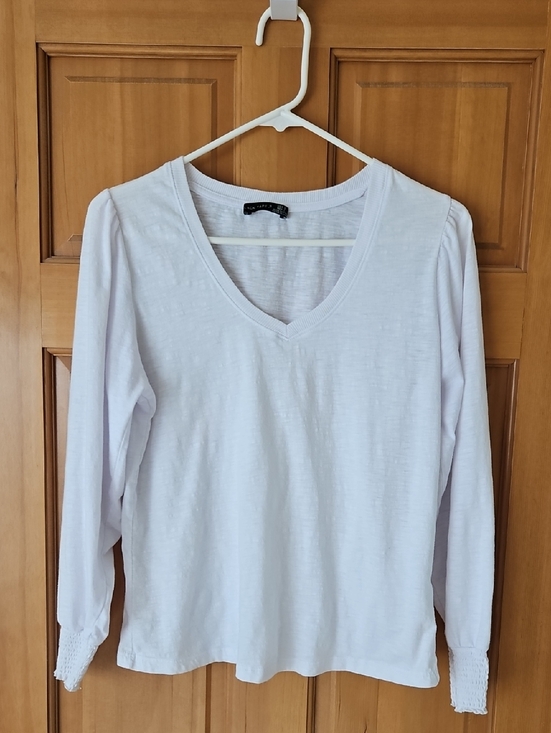 Black Tape_ Tops - Black Tape Size S Women's White V-Neck Long Sleeve Top With Gathered Cuffs